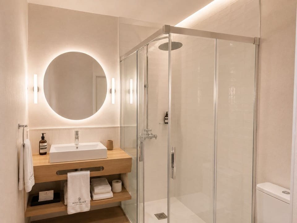 Quadruple Room | Bathroom | Shower, hair dryer, towels