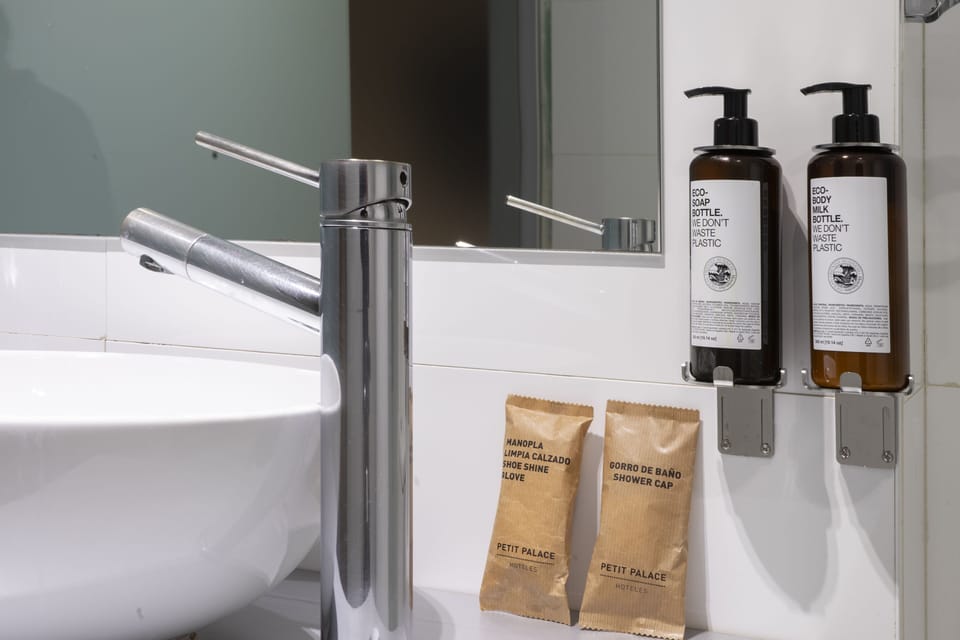 Triple Room | Bathroom | Shower, hair dryer, towels