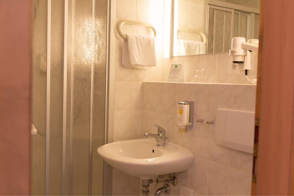 Studio, 1 Double Bed | Bathroom sink