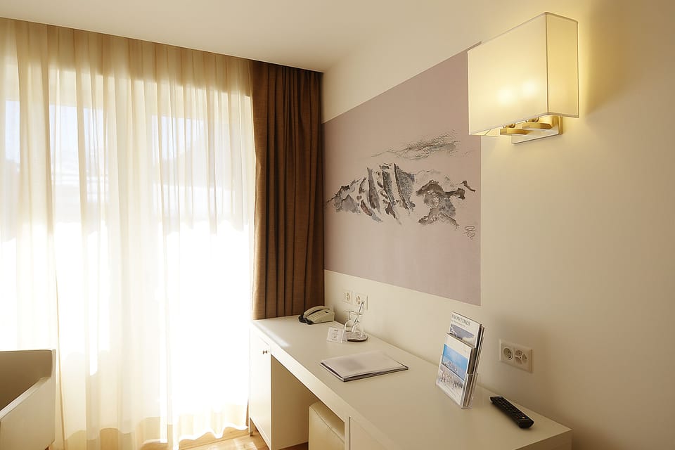 Junior Suite (Luxus) | Living area | 60-cm flat-screen TV with digital channels, TV