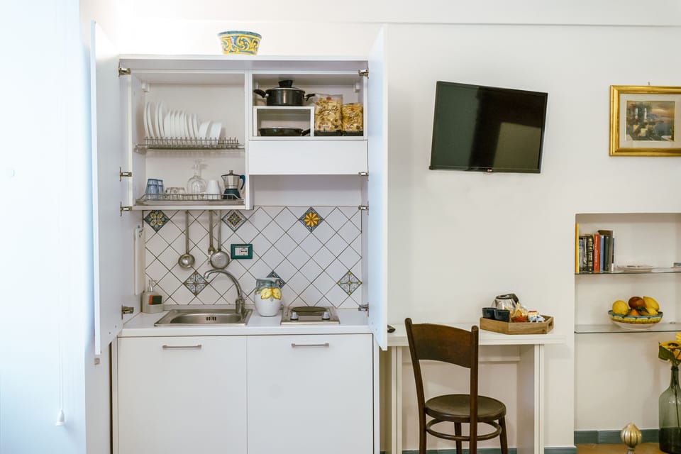 Amalfi | Private kitchen | Espresso maker, coffee/tea maker, full-size fridge, stovetop