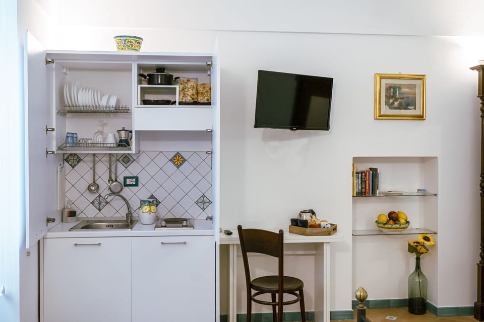 Amalfi | Private kitchen | Full-size fridge, stovetop, espresso maker, coffee/tea maker