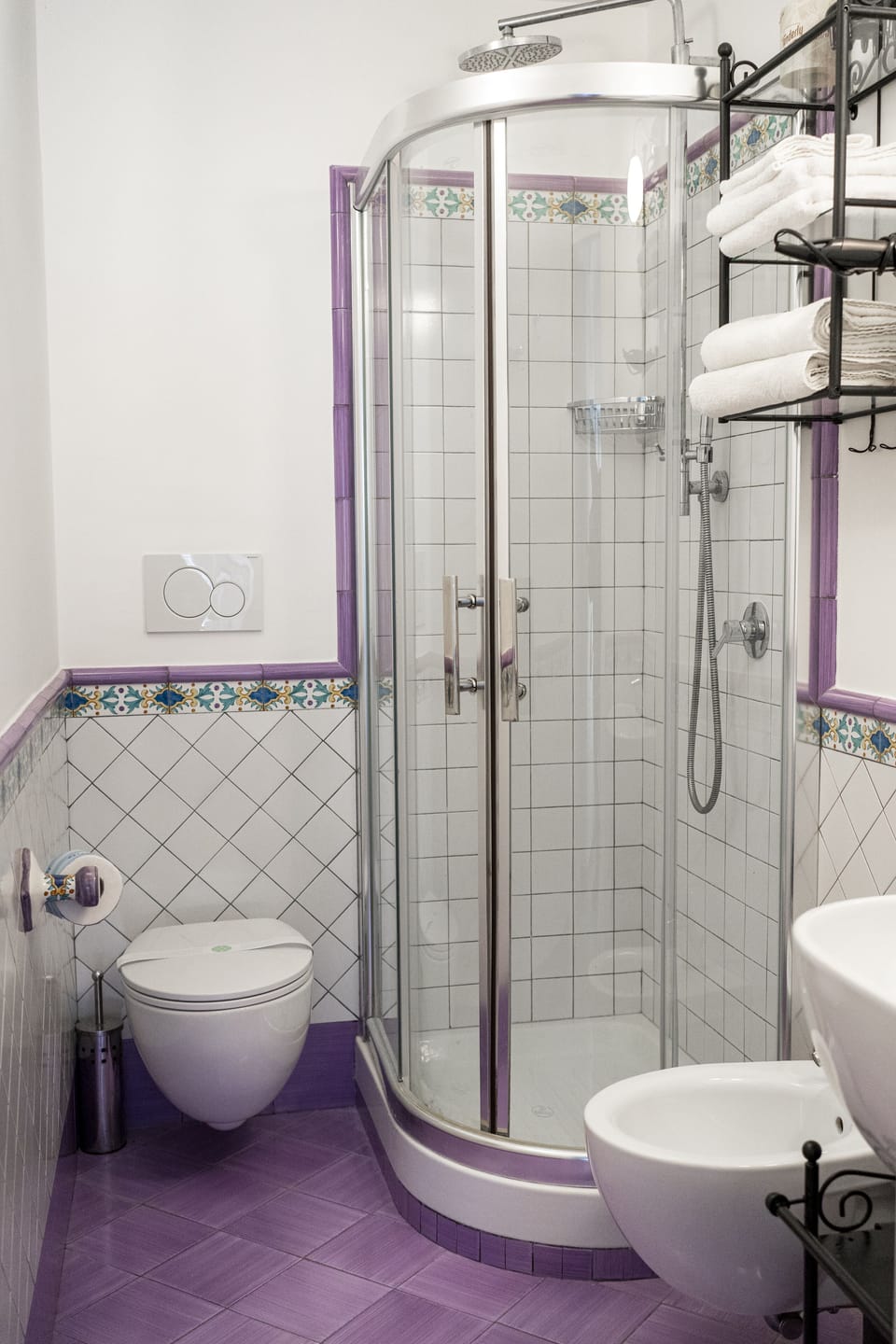 Ravello | Bathroom | Shower, free toiletries, hair dryer, slippers