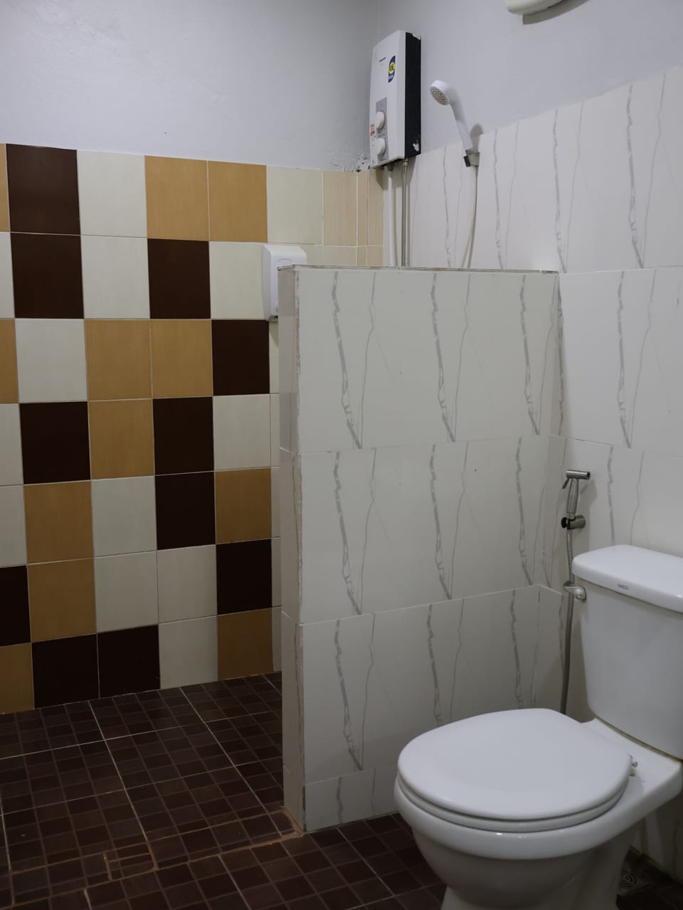 Shower, free toiletries, towels