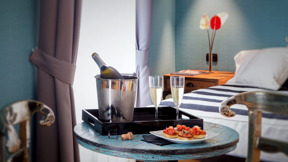 Suite | In-room dining