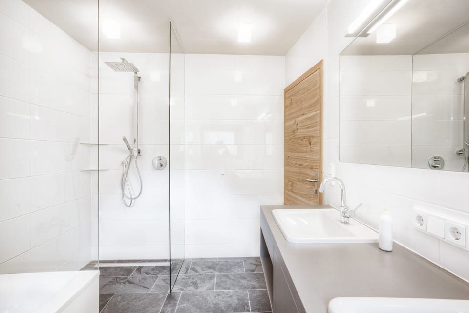 Executive Apartment, 4 Bedrooms, Non Smoking, Kitchen | Bathroom | Separate tub and shower, rainfall showerhead, free toiletries