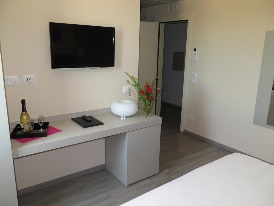 In-room safe, desk, blackout drapes, soundproofing
