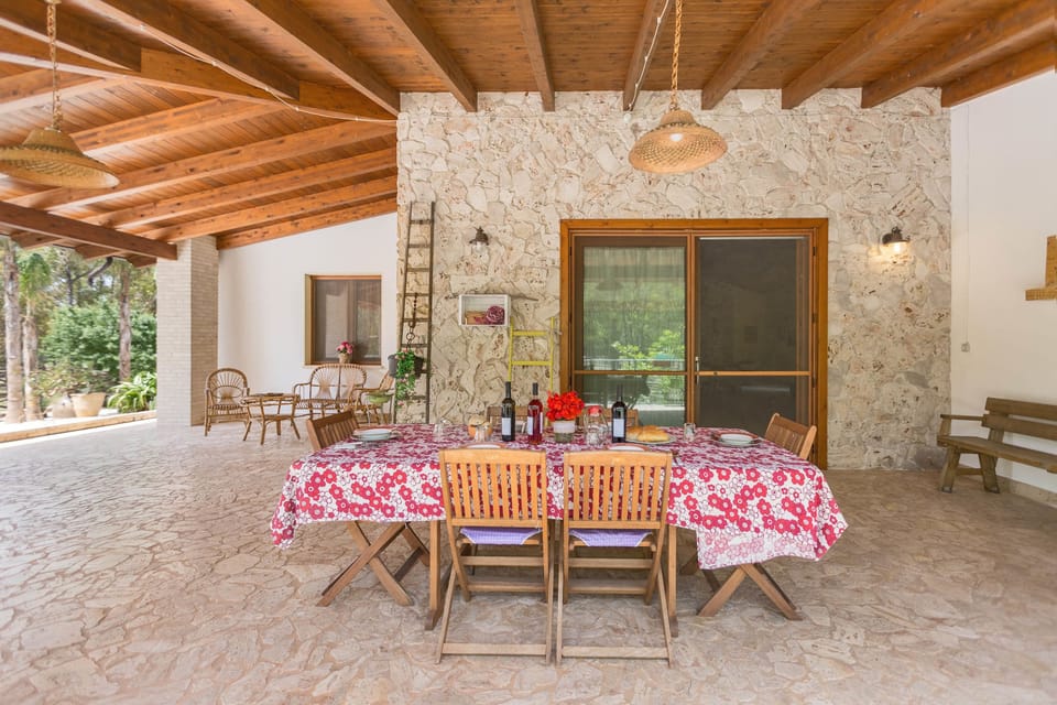 Villa, 4 Bedrooms | In-room dining