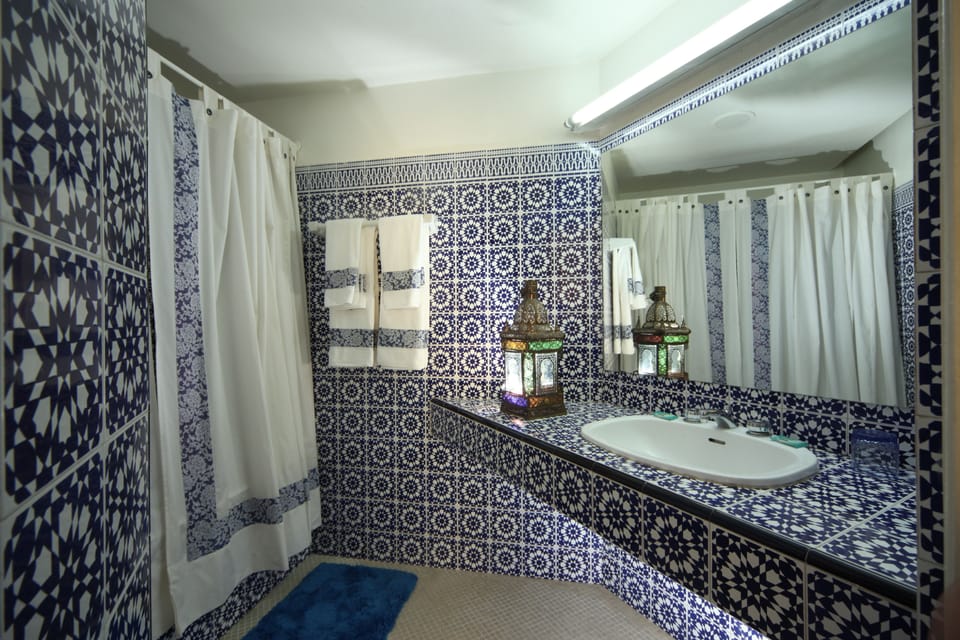 Combined shower/tub, free toiletries, bidet, towels