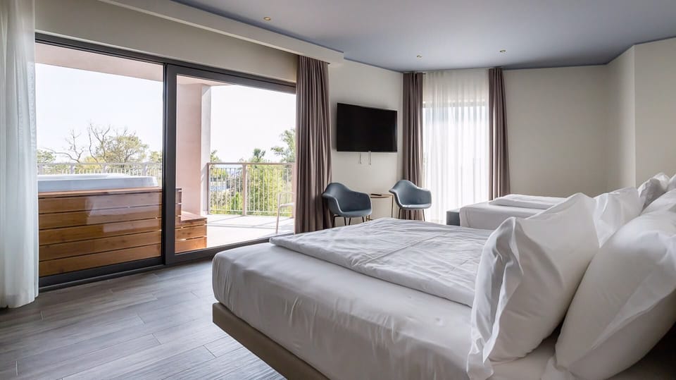 Exclusive Suite | Down comforters, in-room safe, free WiFi, bed sheets