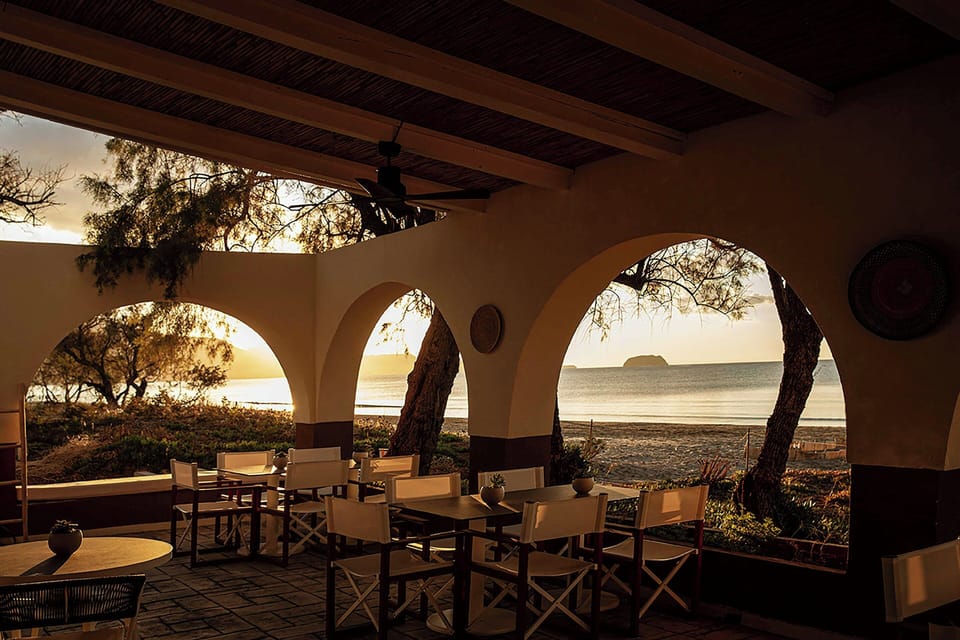 6 restaurants; breakfast, lunch, and dinner served