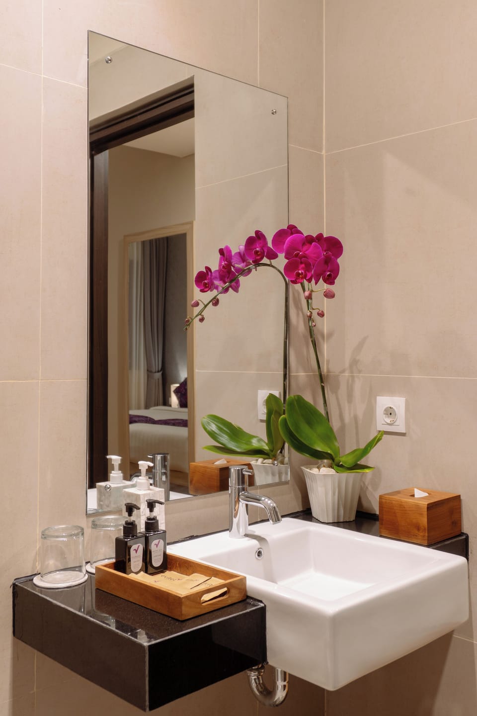 Shower, hydromassage showerhead, free toiletries, slippers
