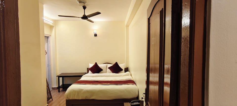 Deluxe Single Room, 1 Twin Bed | In-room safe, desk, free WiFi, bed sheets