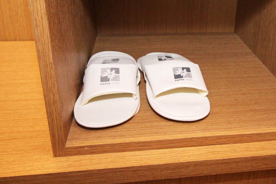 Premium bedding, in-room safe, desk, laptop workspace