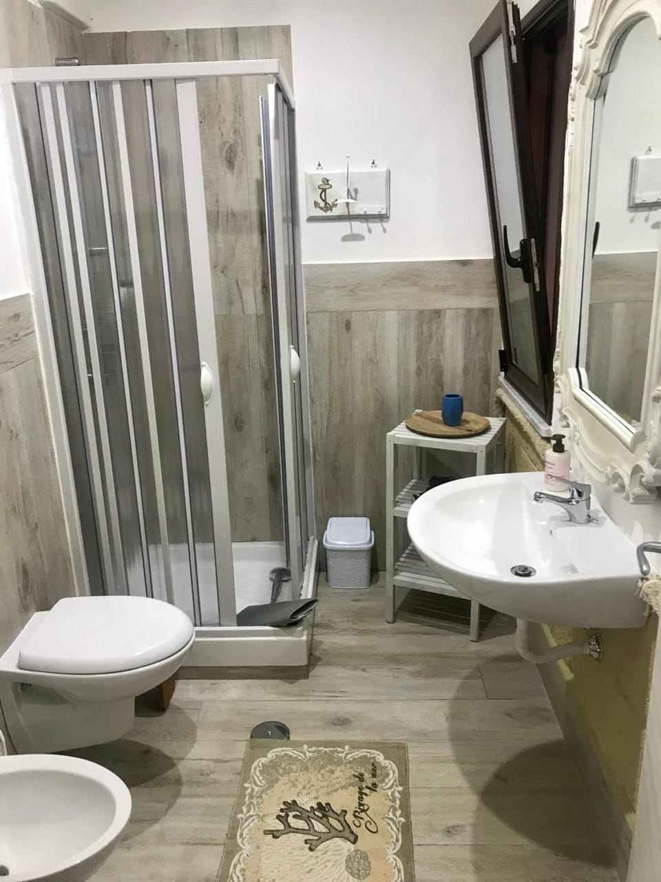 Standard Double Room | Bathroom | Shower, free toiletries, hair dryer, bidet