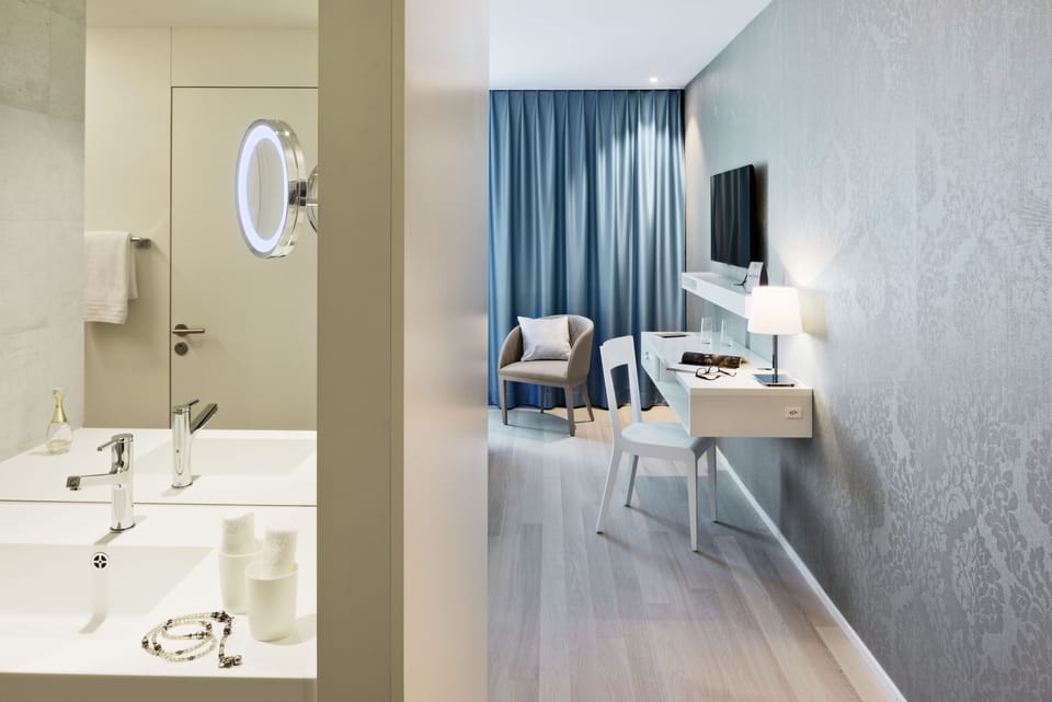 Double Room | In-room safe, desk, laptop workspace, blackout drapes