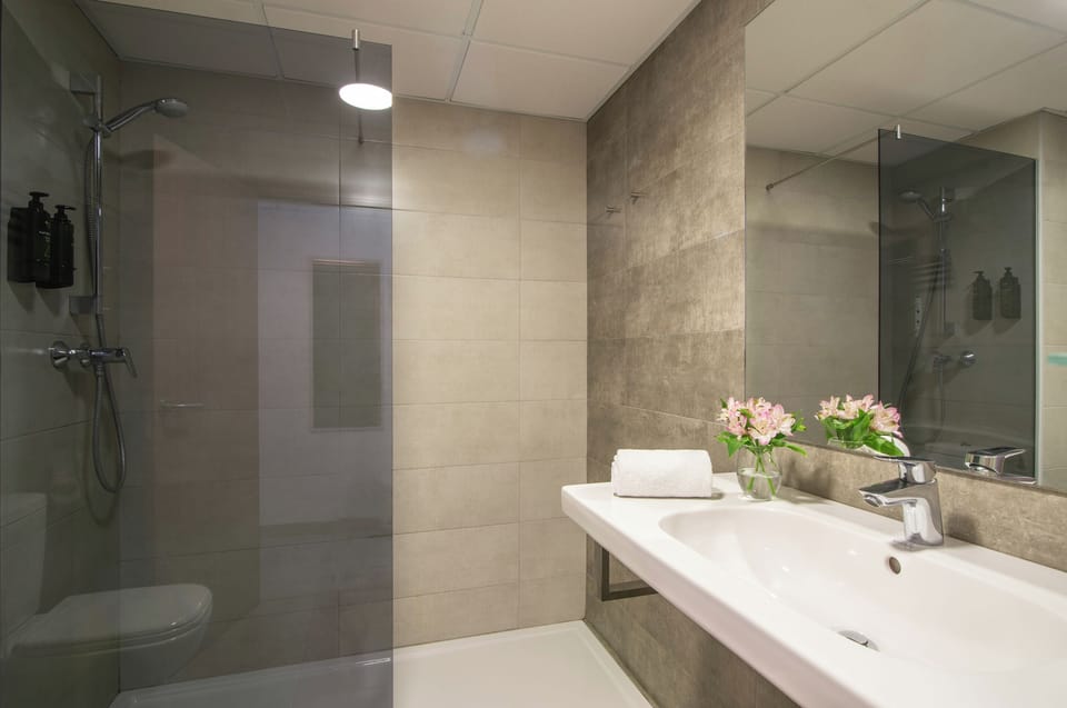 Doble para uso individual | Bathroom | Bathtub, deep soaking tub, towels