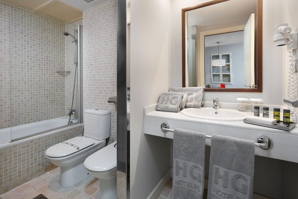 Combined shower/tub, hair dryer, towels