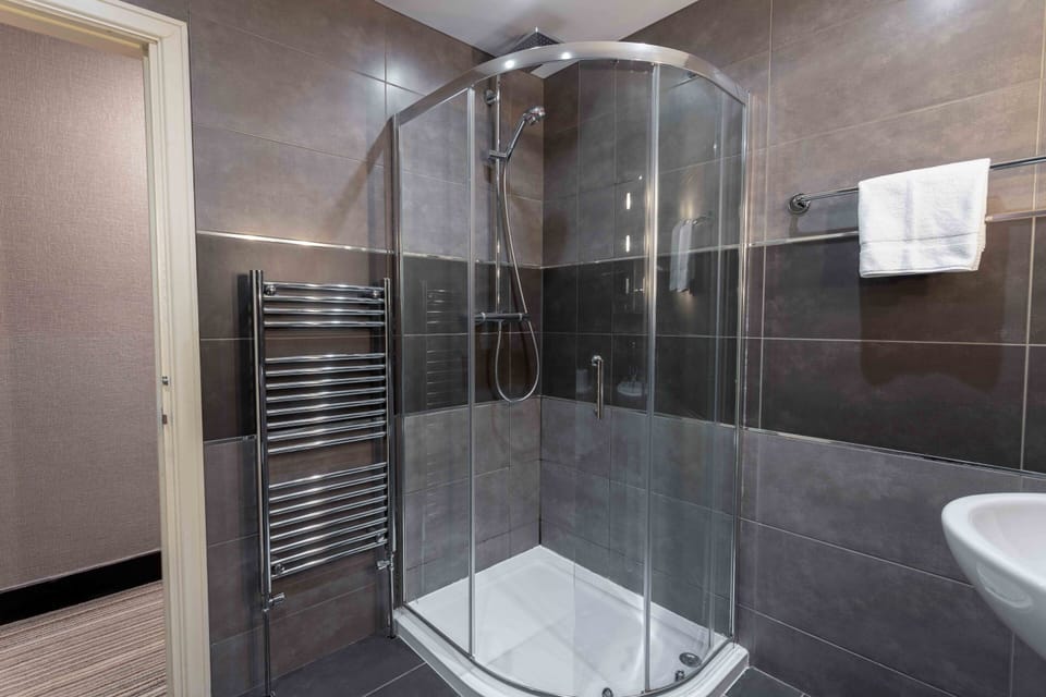 Basic Double or Twin Room, Ensuite | Bathroom