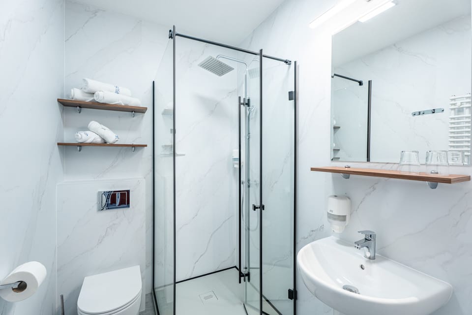 Deluxe Double Room | Bathroom | Shower, free toiletries, hair dryer, bathrobes