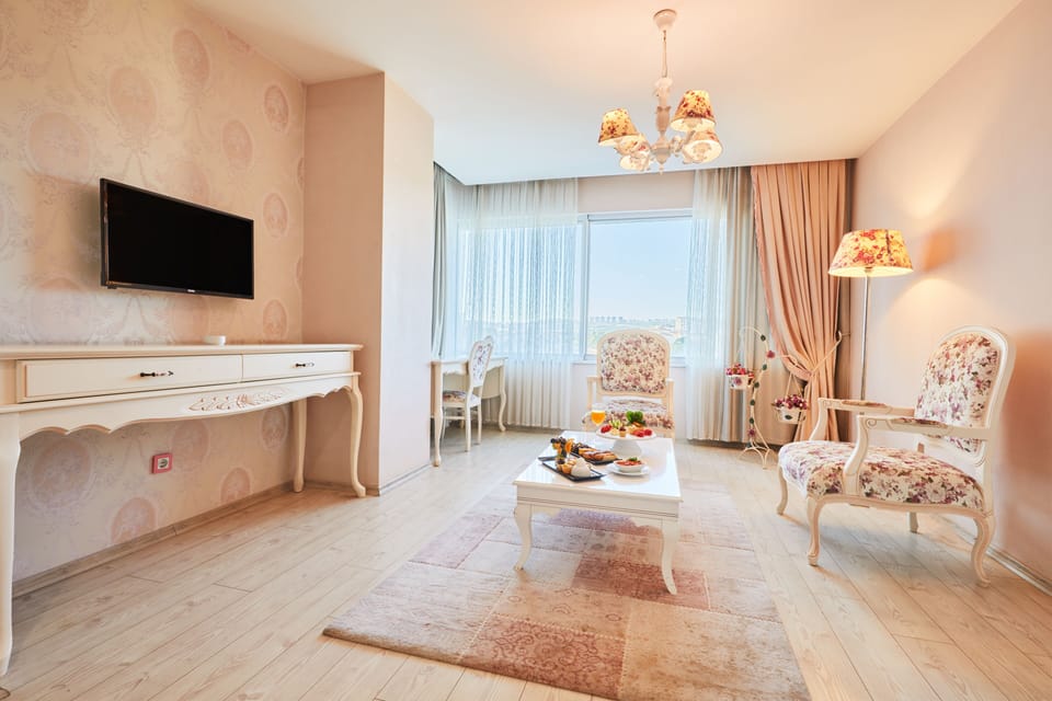 Suite | Minibar, in-room safe, desk, soundproofing