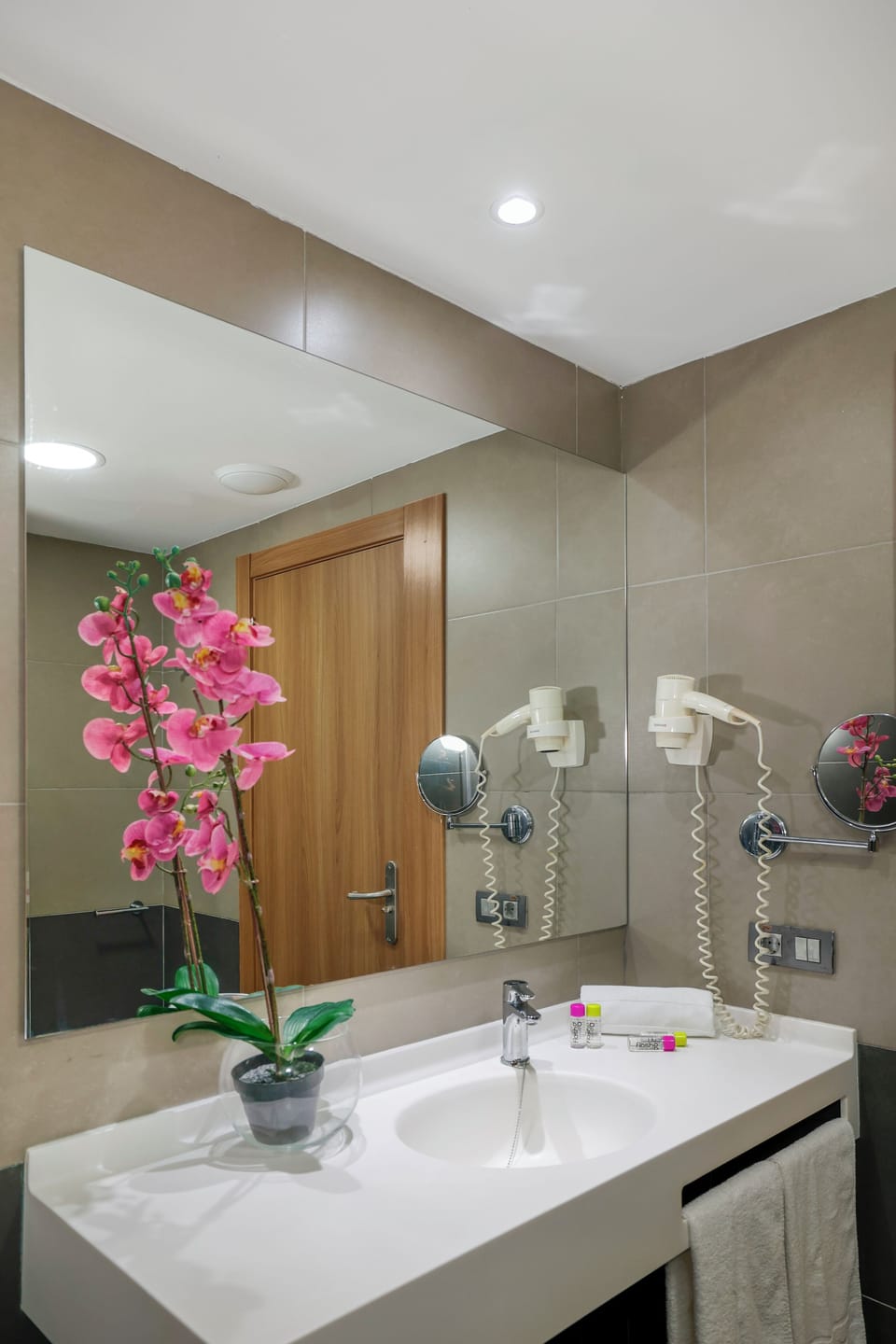 Superior Double Room, Terrace, Partial Sea View | Bathroom | Combined shower/tub, hair dryer, bidet, towels