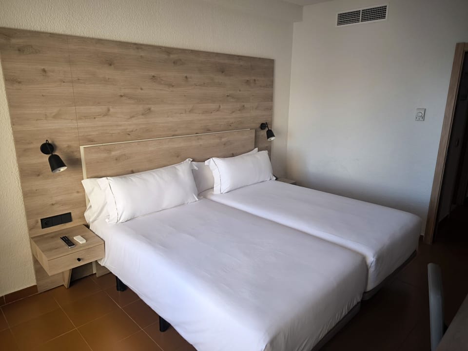Deluxe Double Room, Sea View | Desk, soundproofing, bed sheets, alarm clocks