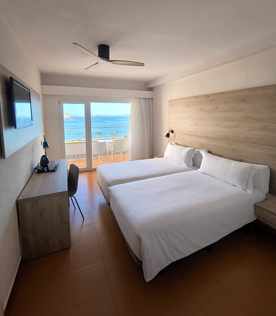 Deluxe Double Room, Sea View | Desk, soundproofing, bed sheets, alarm clocks