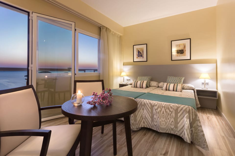 Superior Double Room (+ Supletoria, 2 Adultos y 1 Niño) | Minibar, in-room safe, desk, cribs (surcharge)