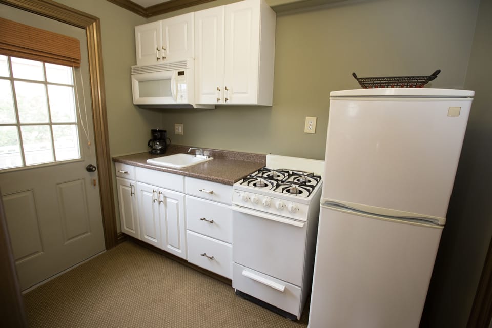 Fridge, coffee/tea maker