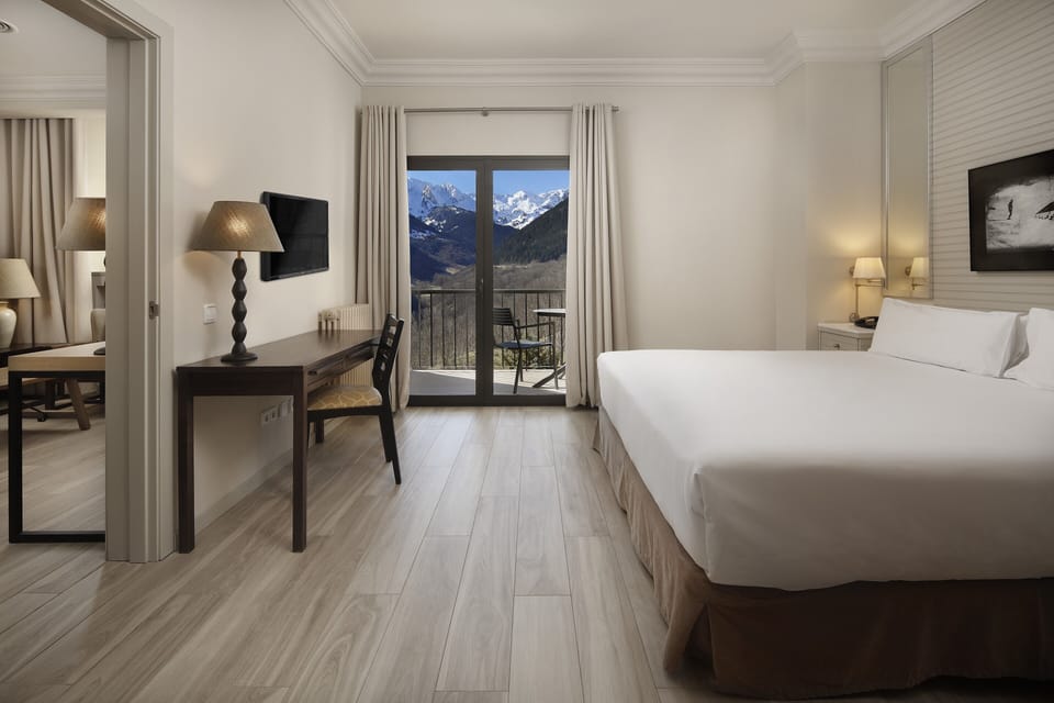 Junior Suite, 1 Queen Bed | Premium bedding, minibar, in-room safe, desk