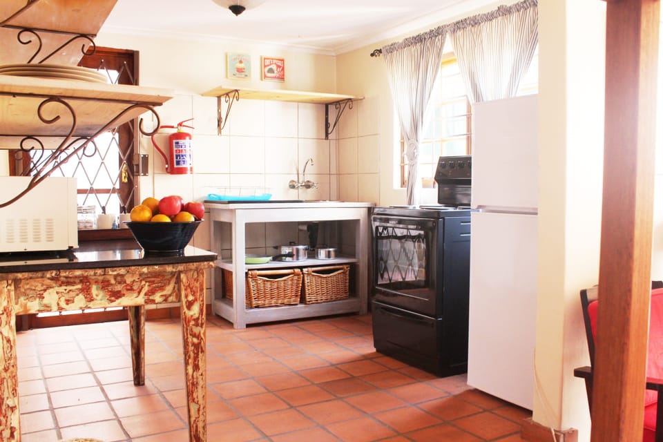Basic Room, 1 Double Bed | Private kitchen | Coffee/tea maker, electric kettle, toaster, cookware/dishes/utensils