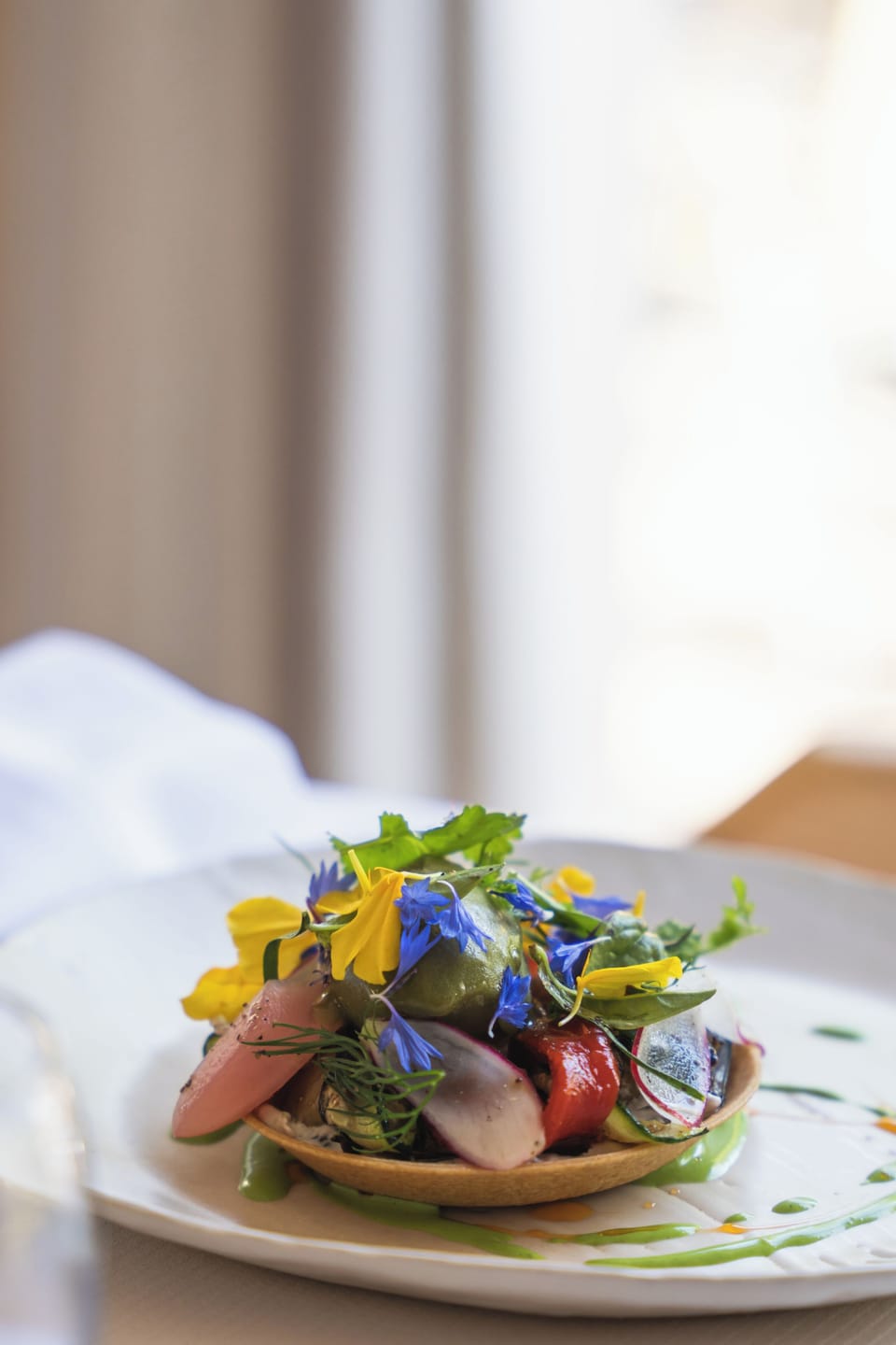 2 restaurants; lunch and dinner served