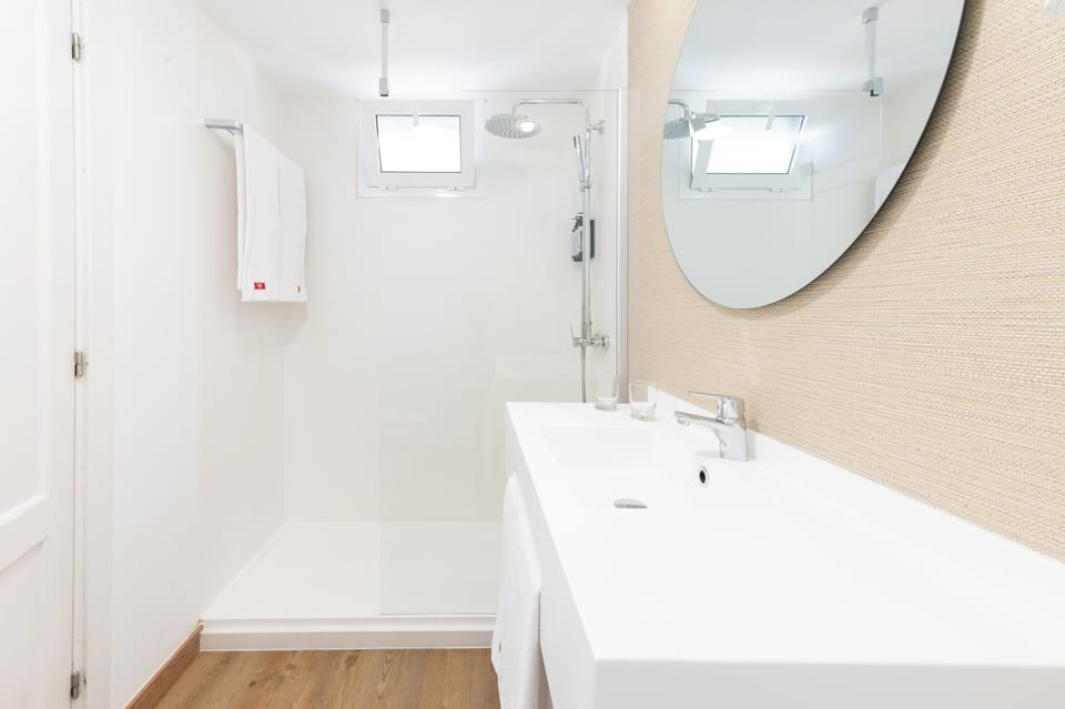 Suite | Bathroom | Shower, free toiletries, hair dryer, towels