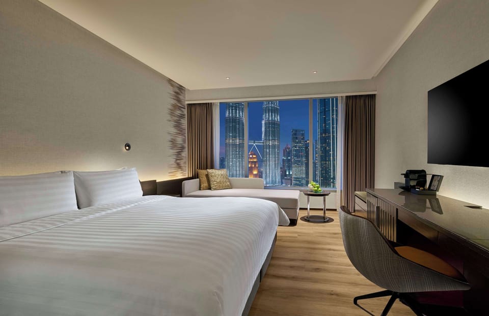 Club Room, 1 King Bed (Traders, Twin Towers View) | Hypo-allergenic bedding, down comforters, minibar, in-room safe