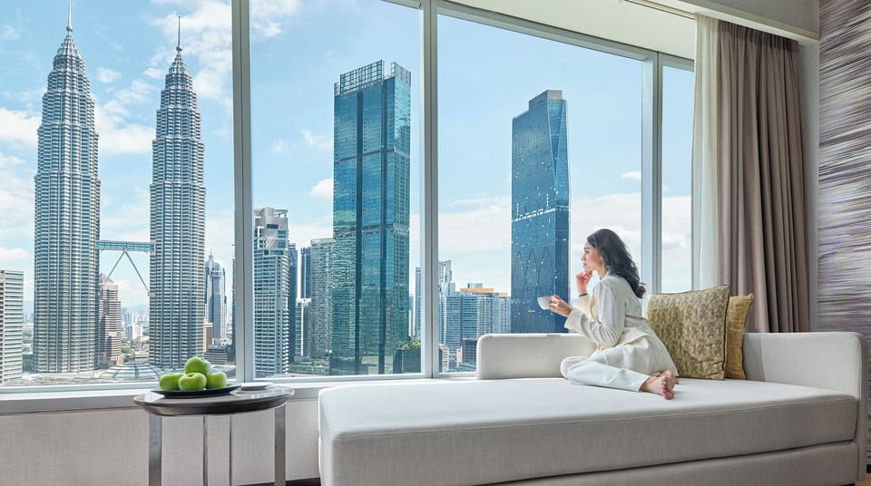 Executive Room, 1 King Bed (Traders Club, Twin Towers View) | Hypo-allergenic bedding, down comforters, minibar, in-room safe