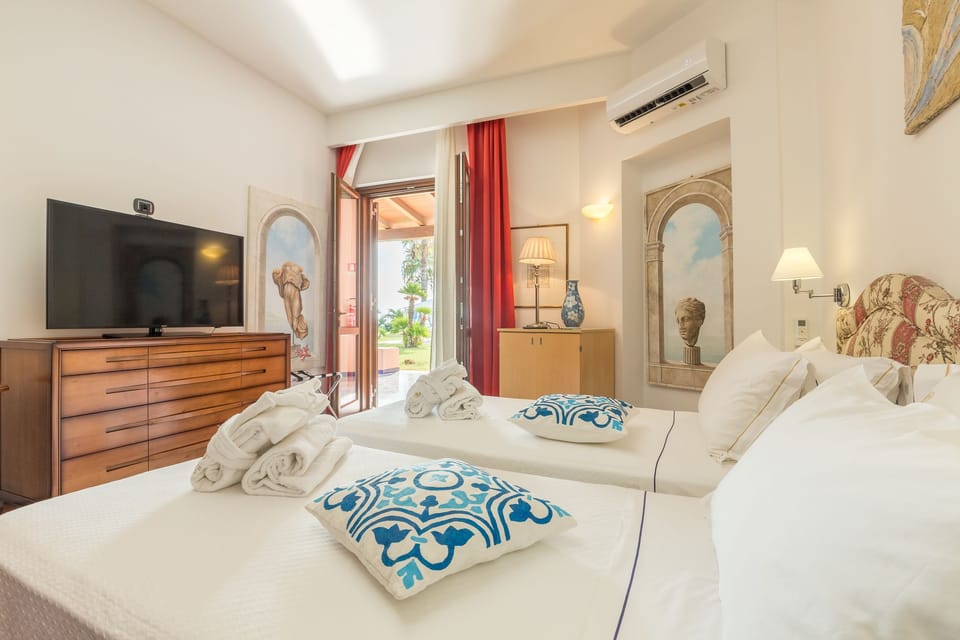 Suite, Sea View | Premium bedding, minibar, in-room safe, desk