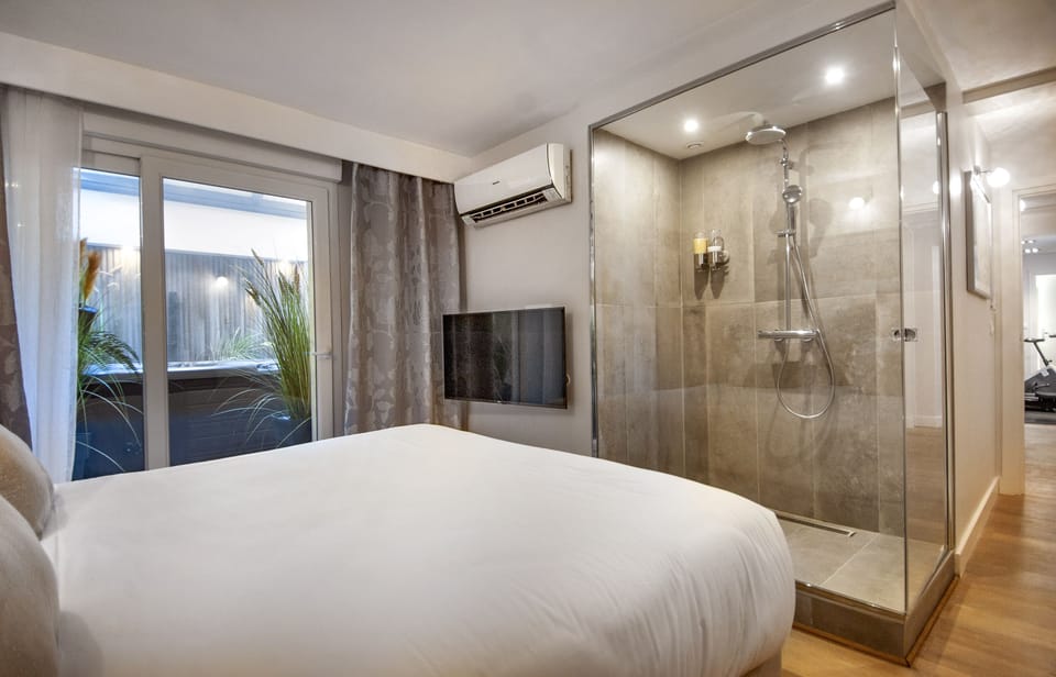 Presidential Apartment, 1 bedroom, Jacuzzi, Sauna and Pool | 1 bedroom, premium bedding, in-room safe, individually decorated