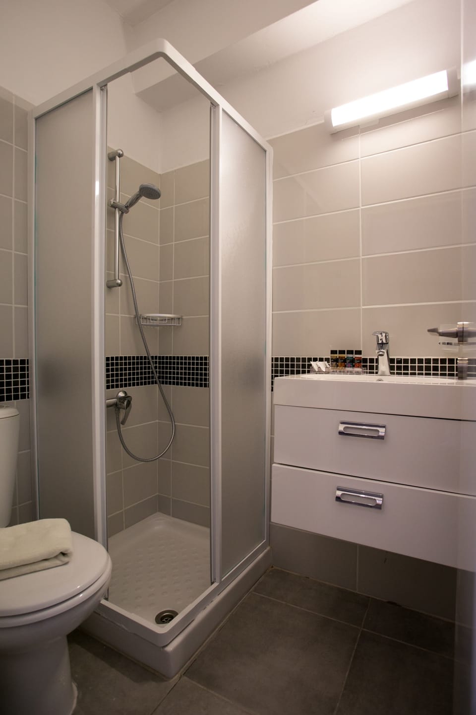 Executive Studio | Bathroom | Shower, hair dryer, towels