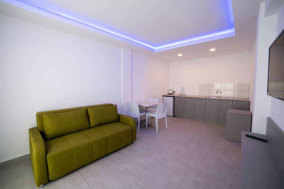 Executive Studio | Living area | 32-inch flat-screen TV with satellite channels, TV