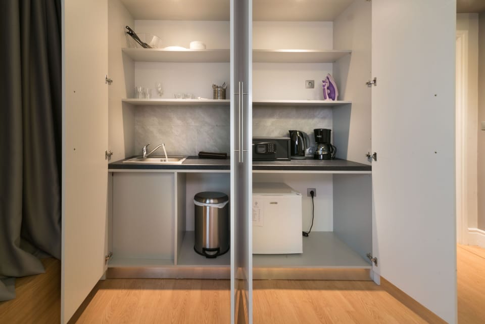 Loft | Private kitchenette | Fridge, microwave, coffee/tea maker, electric kettle