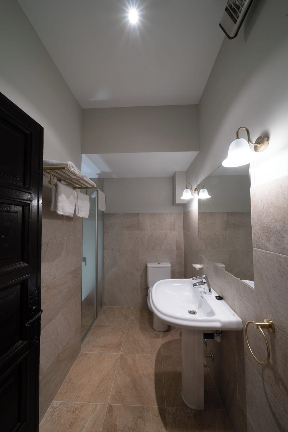 Superior Twin Room | Bathroom | Free toiletries, hair dryer, towels, soap