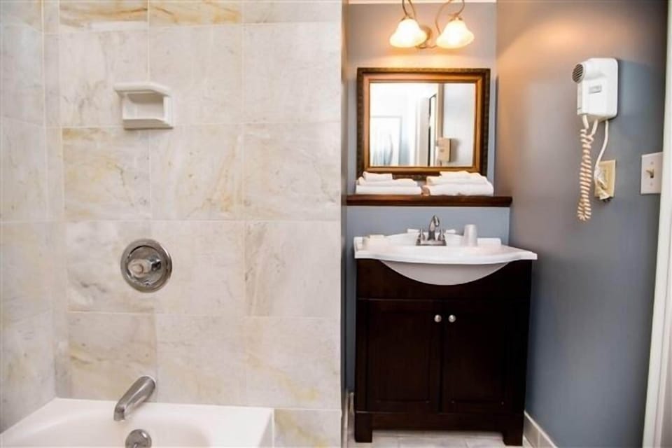 Eilean Donan | Bathroom | Combined shower/tub, free toiletries, towels