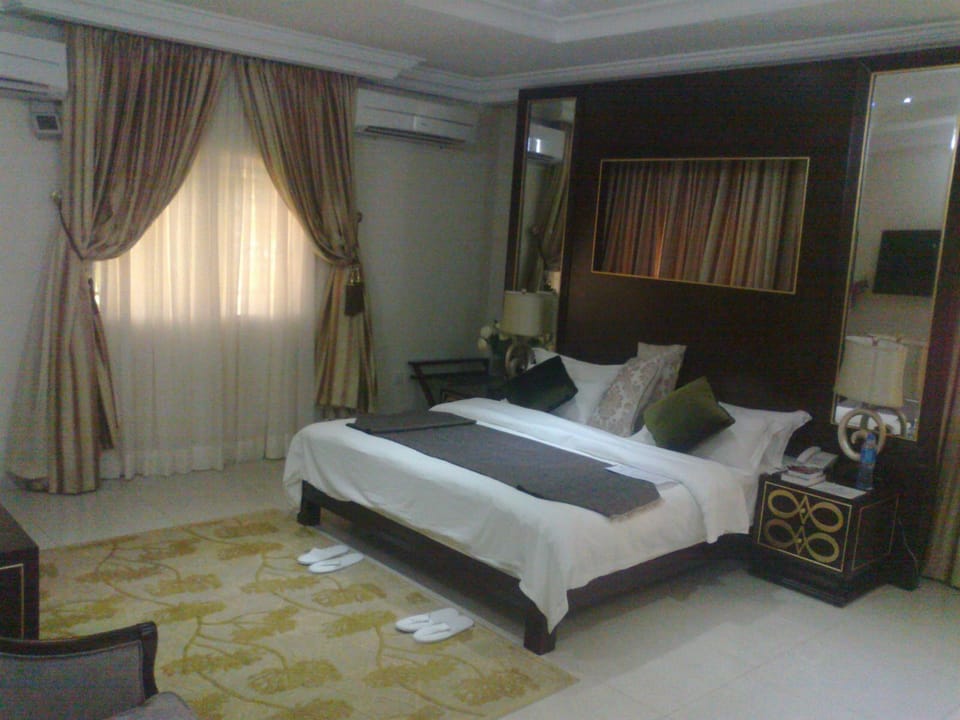 Suite (Ministerial) | Premium bedding, minibar, in-room safe, desk