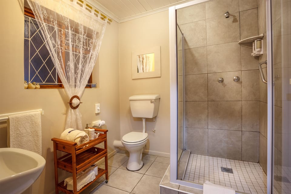 Comfort Double Room | Bathroom | Free toiletries, hair dryer, bathrobes