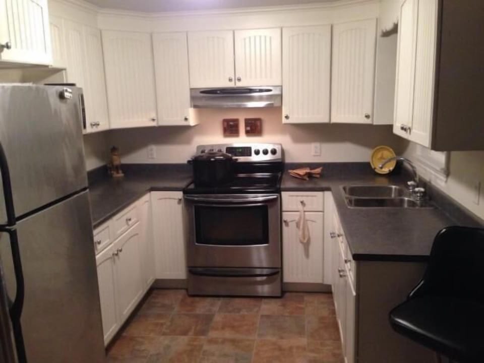 Cottage, 2 Bedrooms, Hot Tub (RV on-site with additional beds) | Private kitchen | Fridge, microwave, oven, stovetop