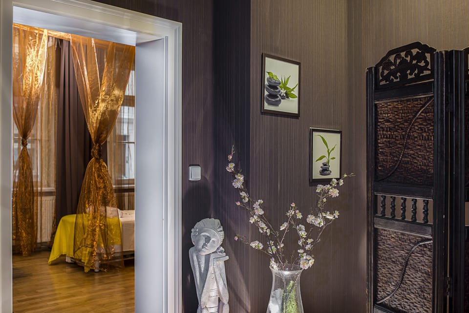 Body treatments, hydrotherapy, aromatherapy, hot stone massages