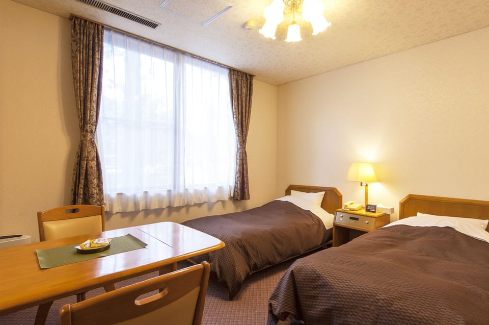 Western Twin Room | In-room safe, desk