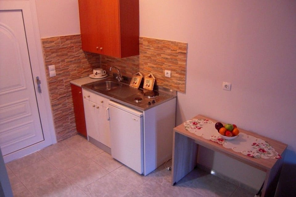 Studio (3 persons) | Private kitchenette | Fridge, stovetop, electric kettle, cookware/dishes/utensils