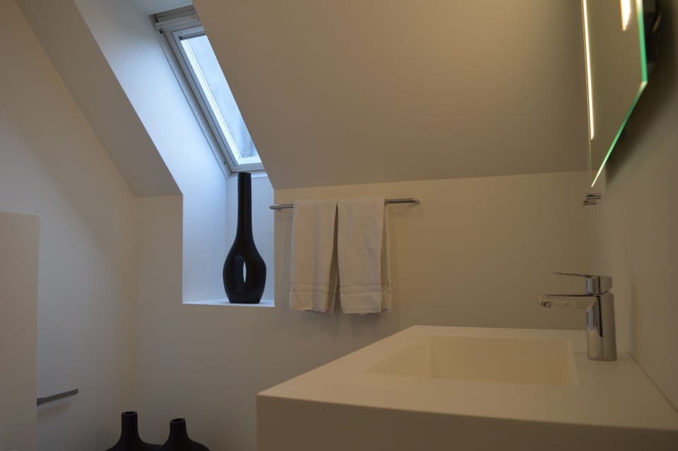 Double Room (OBS! Check in at Gerlev Kro, Bygaden 4, 3630 Jægerspris) | Bathroom sink